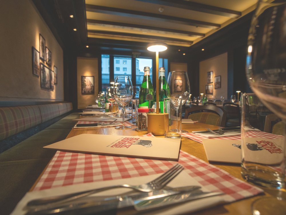 Gedeckter Tisch mit kariertem Tuch