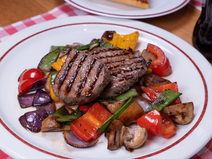 Steak mit Grillgemüse und BLOCK HOUSE Brot